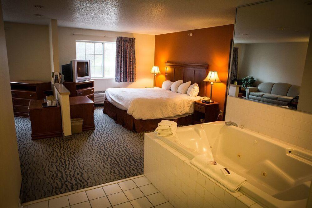 Regency Inn & Suites Anoka Bagian luar foto