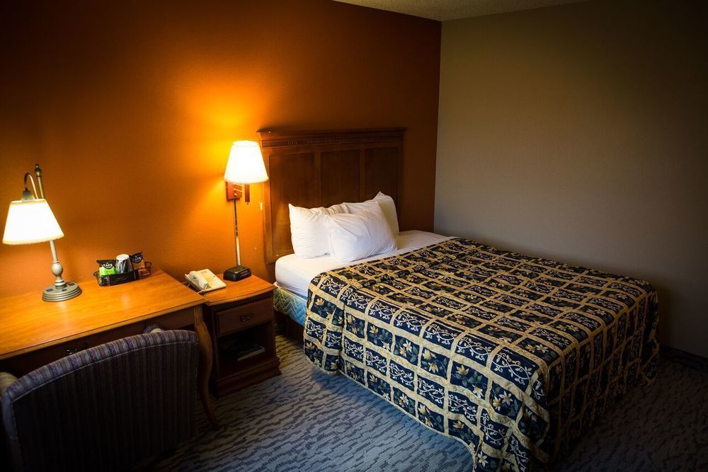 Regency Inn & Suites Anoka Bagian luar foto
